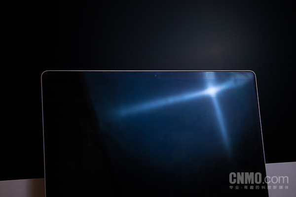 镜面屏(下)能明显看出反射的炫光,纳米纹理玻璃面板(上)无明显反光