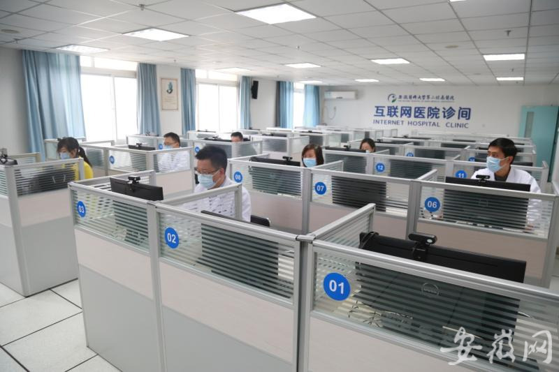 在互联网诊间,明亮的诊间内整齐划一的设有20多个医生工作站,专家们