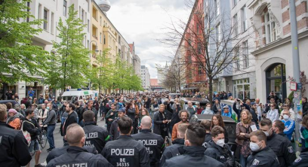 德国柏林近千人抗议政府应对新冠的封锁措施，100多人被捕