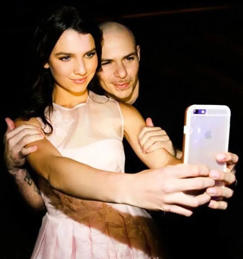 父母甚至还请了nick jonas和pitbull来现场表演.