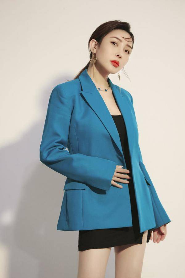 11月2日快手购物狂欢节 张天爱空降美妆头部主播贺冬冬直播间