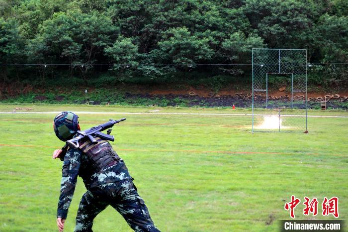 参赛官兵进行手榴弹投掷 奎子清 摄