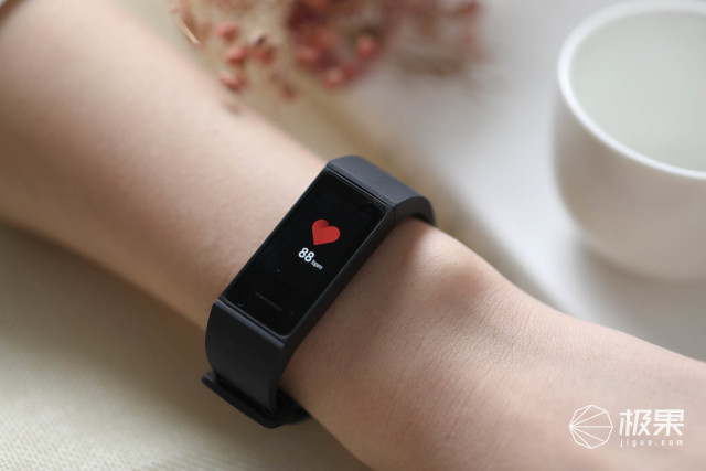 极具性价比95元的redmi手环一条搅动智能手环市场的鲶鱼