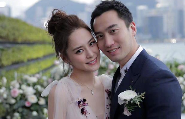 阿娇与老公赖弘国协议离婚男方否认出轨后前妻发文石锤