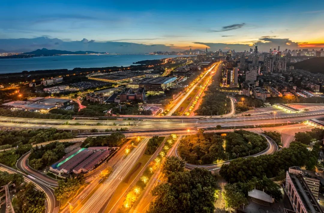 濱海大道沿途能瞥見深圳獨特的海濱景觀,華僑城路段高大的鳳凰花開出