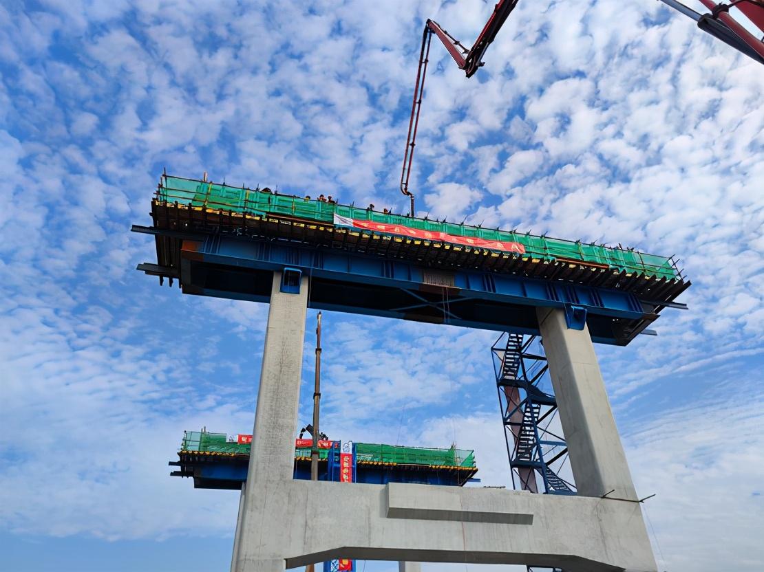温瑞大道2标项目主线高架桥首个盖梁顺利浇筑完成