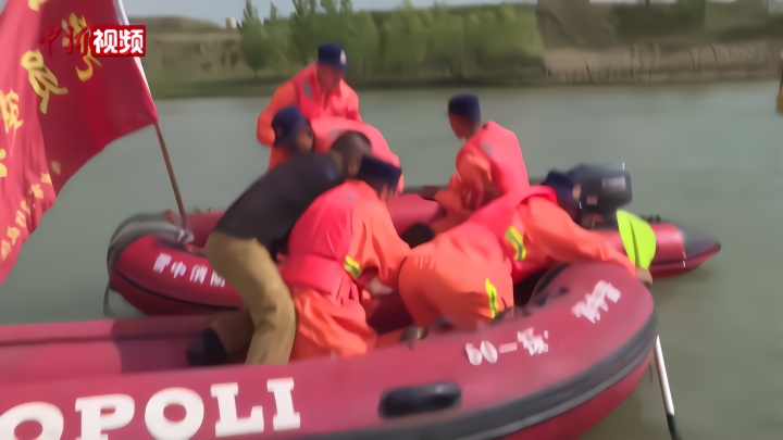 山西消防员水域训练时遇3名游客落水 成功施救