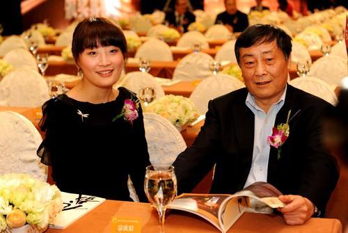 曹德旺曾公开表示,他1995年就取得了美国绿卡,但随后主动放弃,还要求
