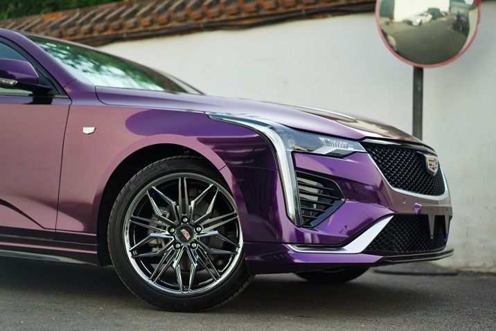 选择能体现和代表自己生活态度的凯迪拉克ct4改色璀璨酱紫色__凤凰网
