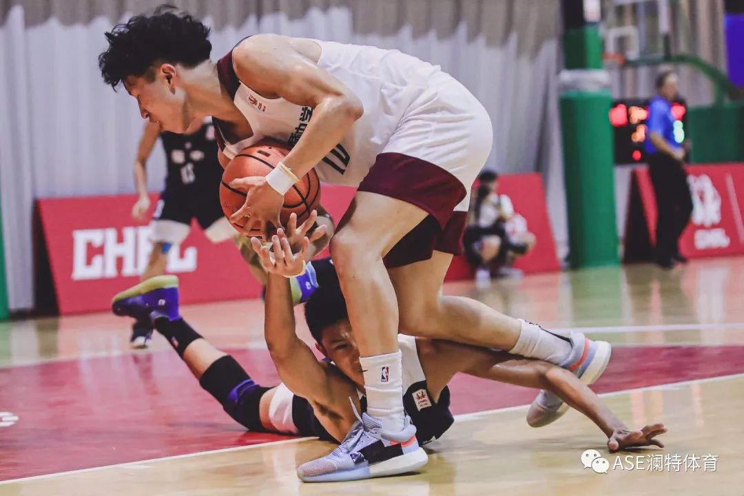 全能中锋对阵组织后卫约基奇哈登的数据之争