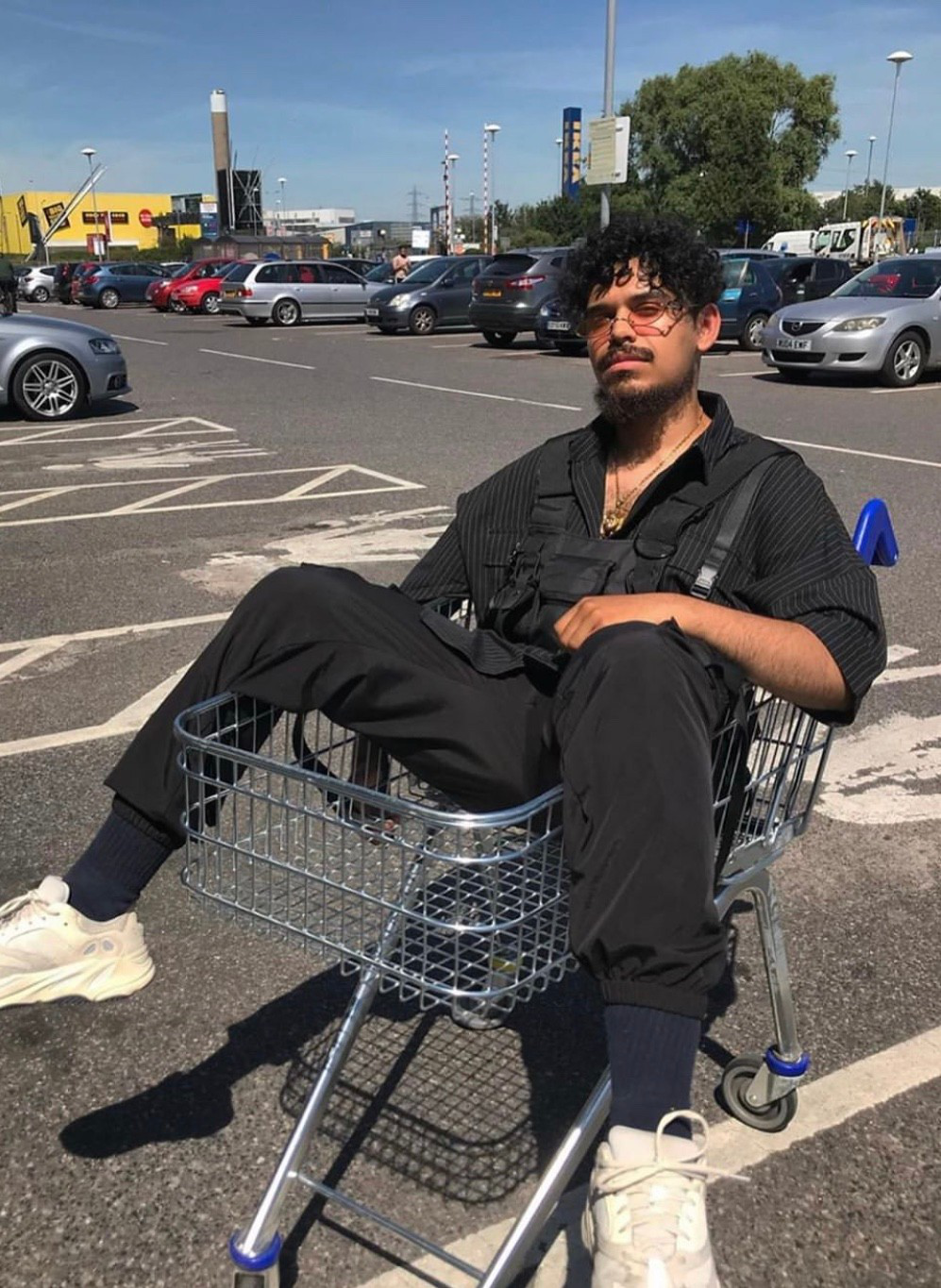 当然,一些工装穿搭等传统的街头元素在old school风格里也经常被 cue