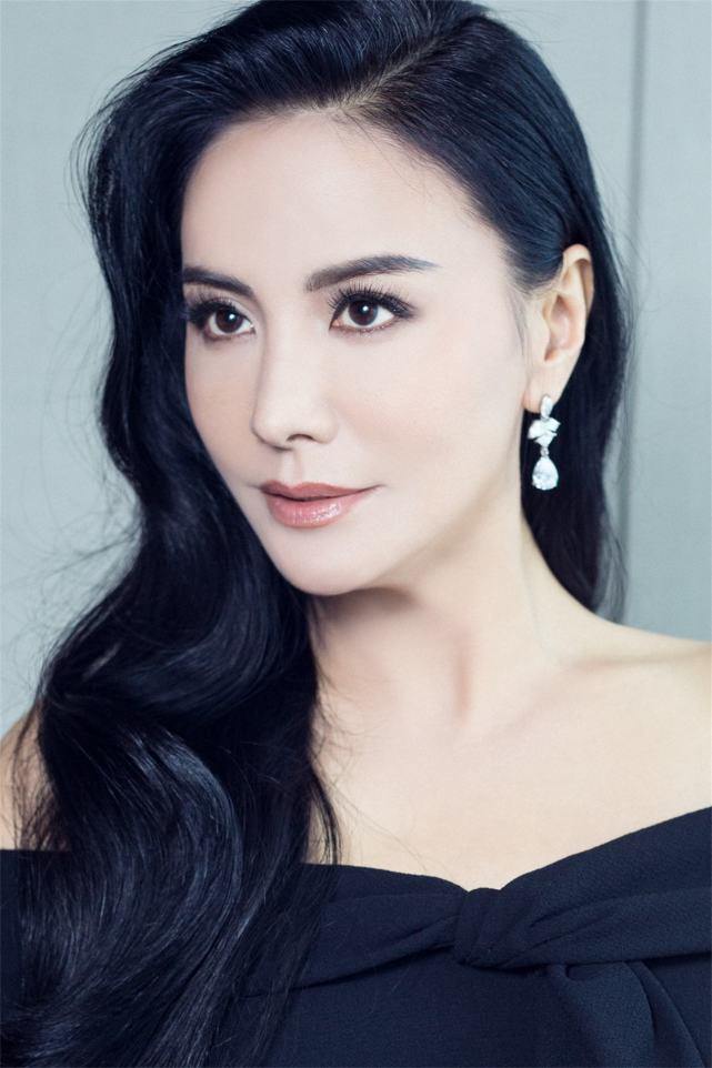 小昭田丽二度离婚后退圈卖房隐居53岁在海边当管理员捡垃圾