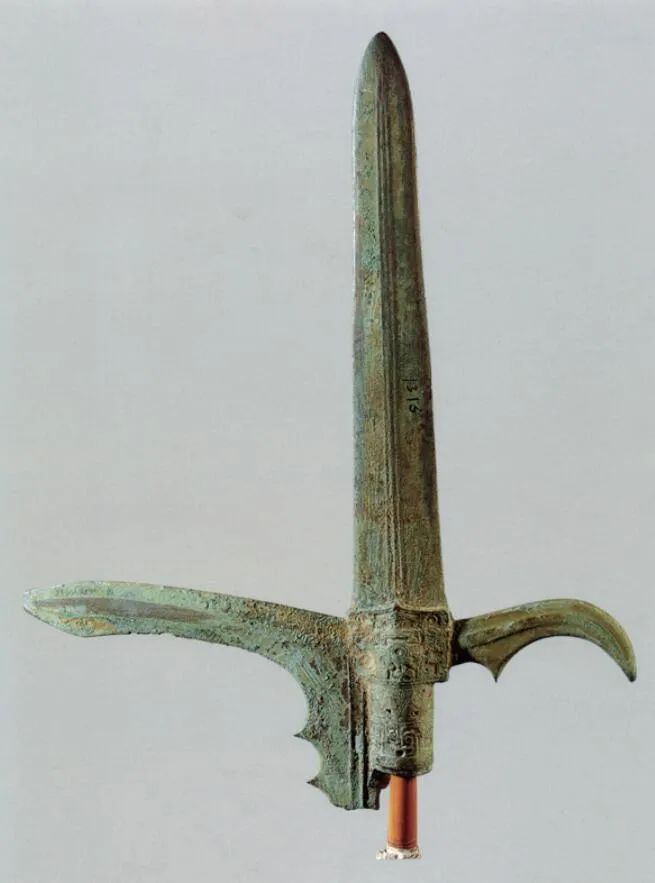 图8青铜钩内戟,长34厘米,宽28厘米,战国中期,约公元前4世纪