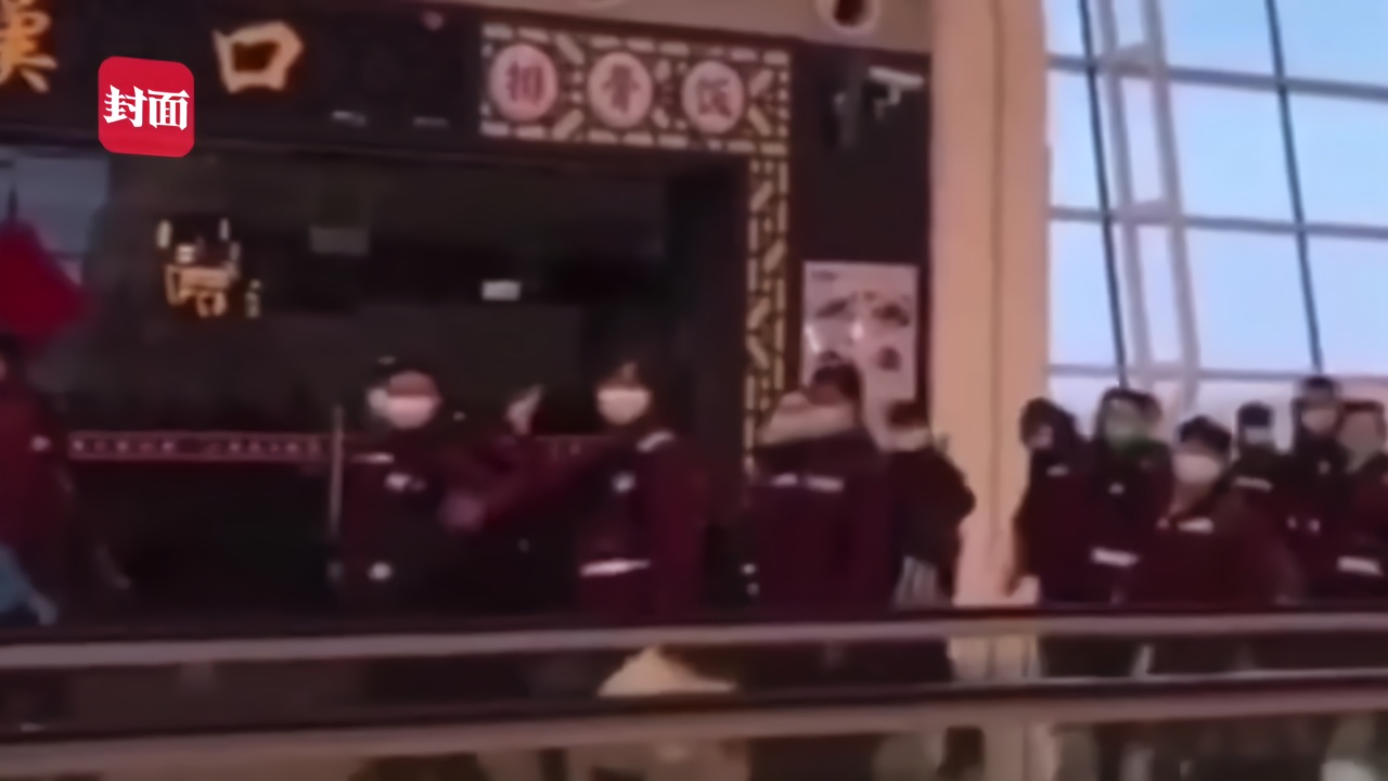 30秒丨感动！前线聚首，华西、齐鲁医疗队在武汉机场隔空喊话相互加油