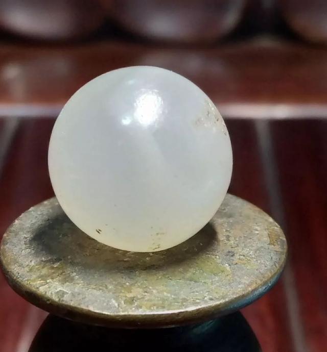 供奉佛舍利,而民间信奉佛教的民众家中也都供奉有象征佛舍利的影舍利