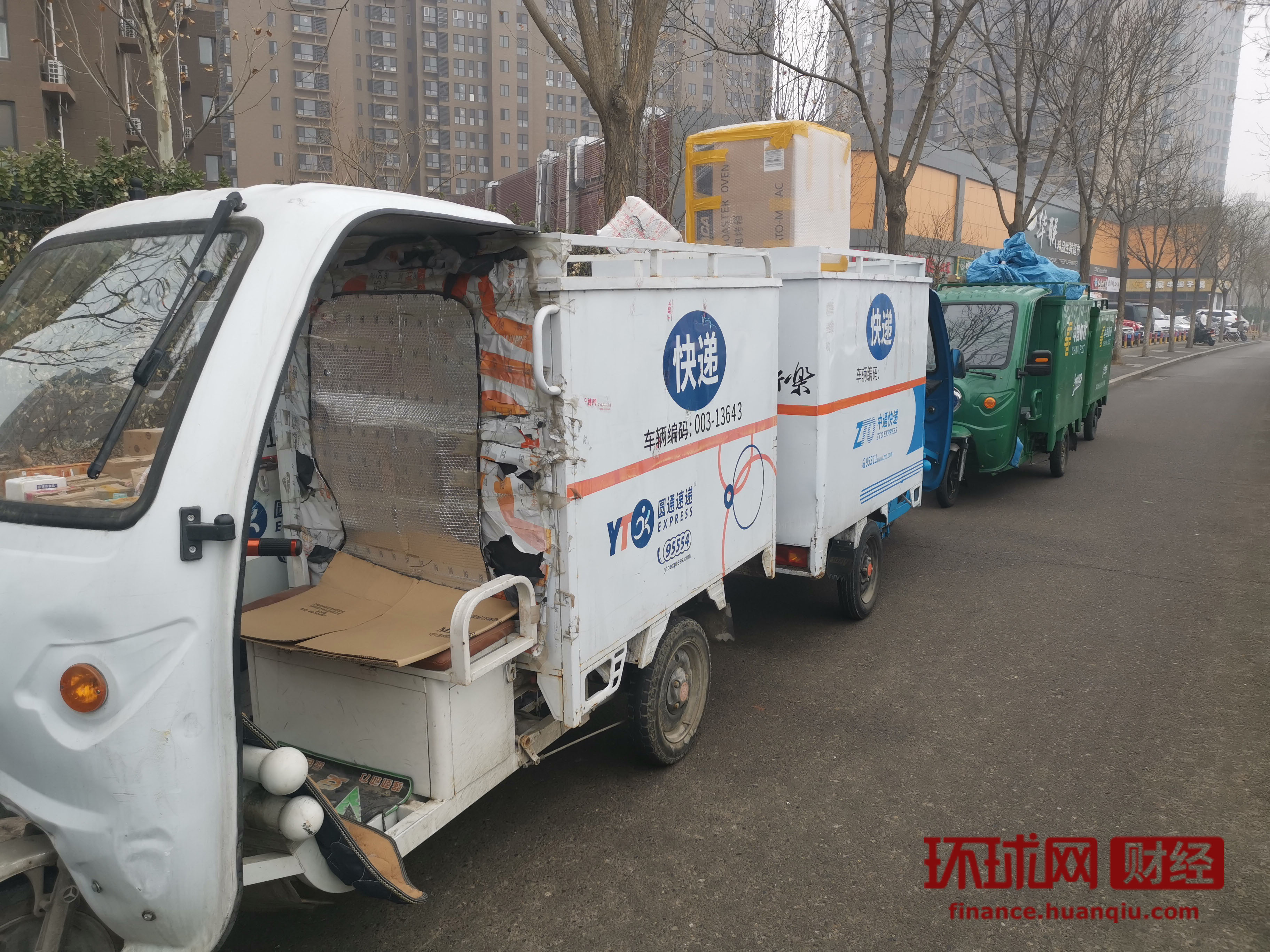 疫情期间 快递车"扎堆"北京部分小区门口__凤凰网