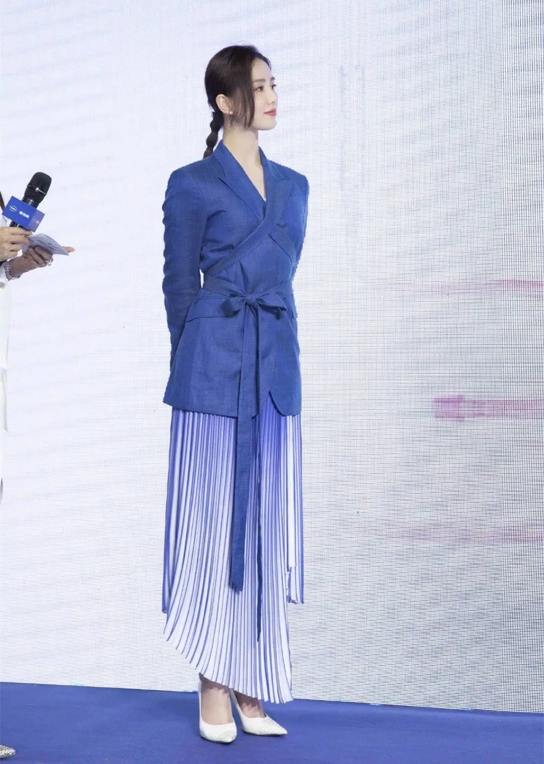 刘诗诗演绎新年限定，穿“薄纱星空裙”亮相，是教科书级别的优雅_设计