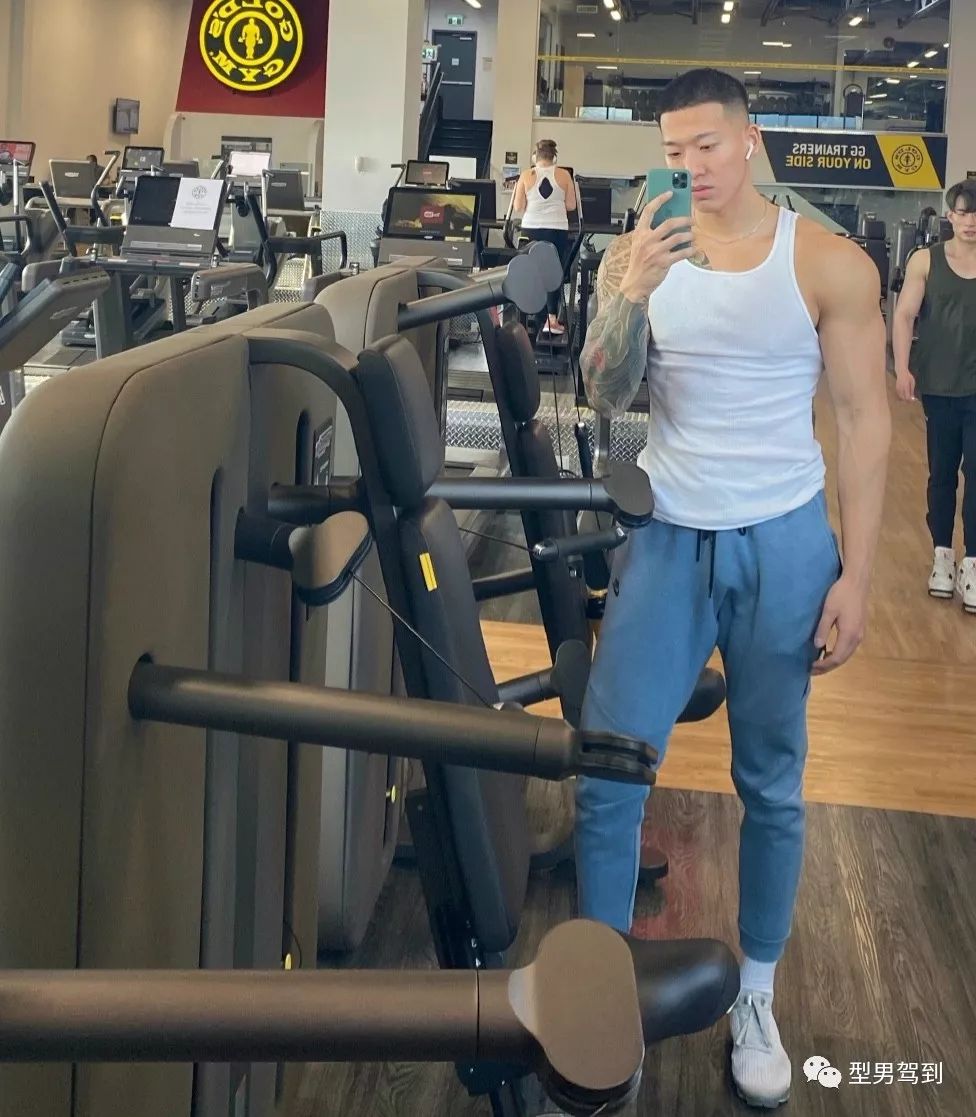 196cm大鼻子篮球男肌肉纹身让小姐姐们不淡定了