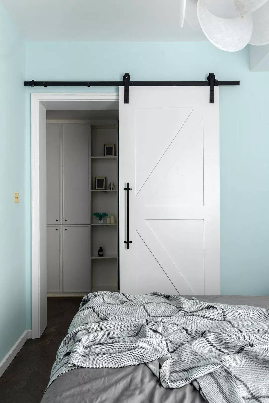 选用谷仓门,最大限度的节省了"开门"动作的空间,同时也使卧室更添风情