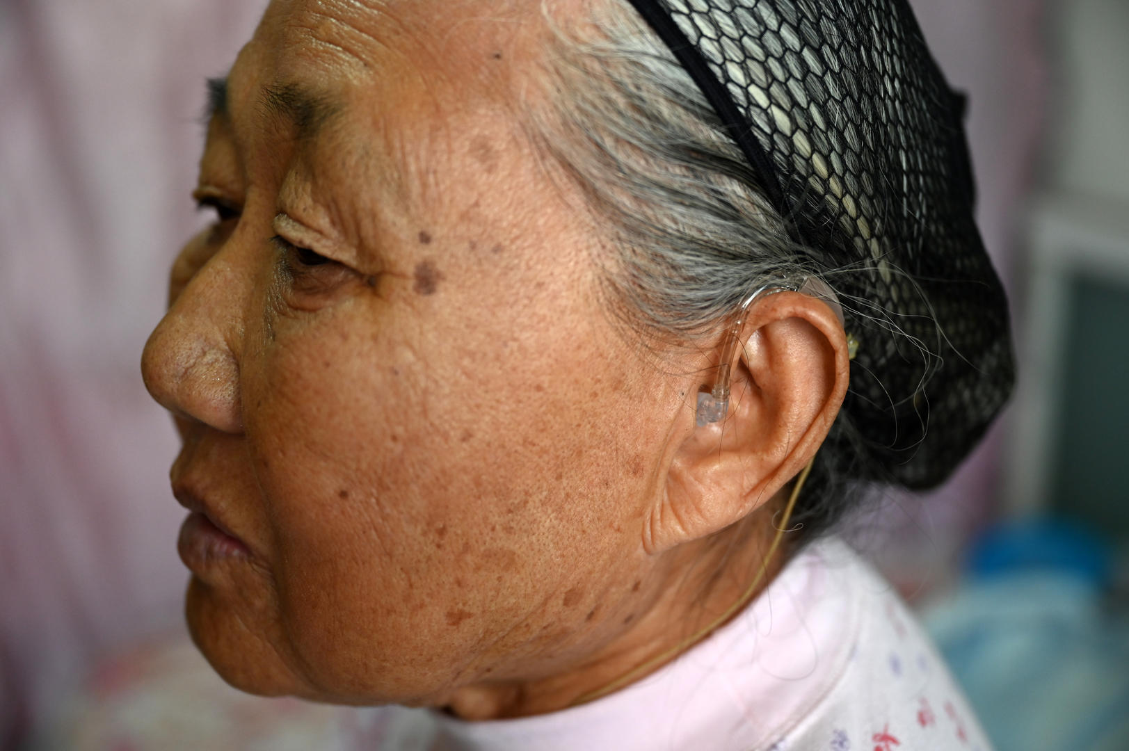 曹氏兄弟的母亲因为当年他们入狱,患了精神疾病,耳朵也失聪,必须戴