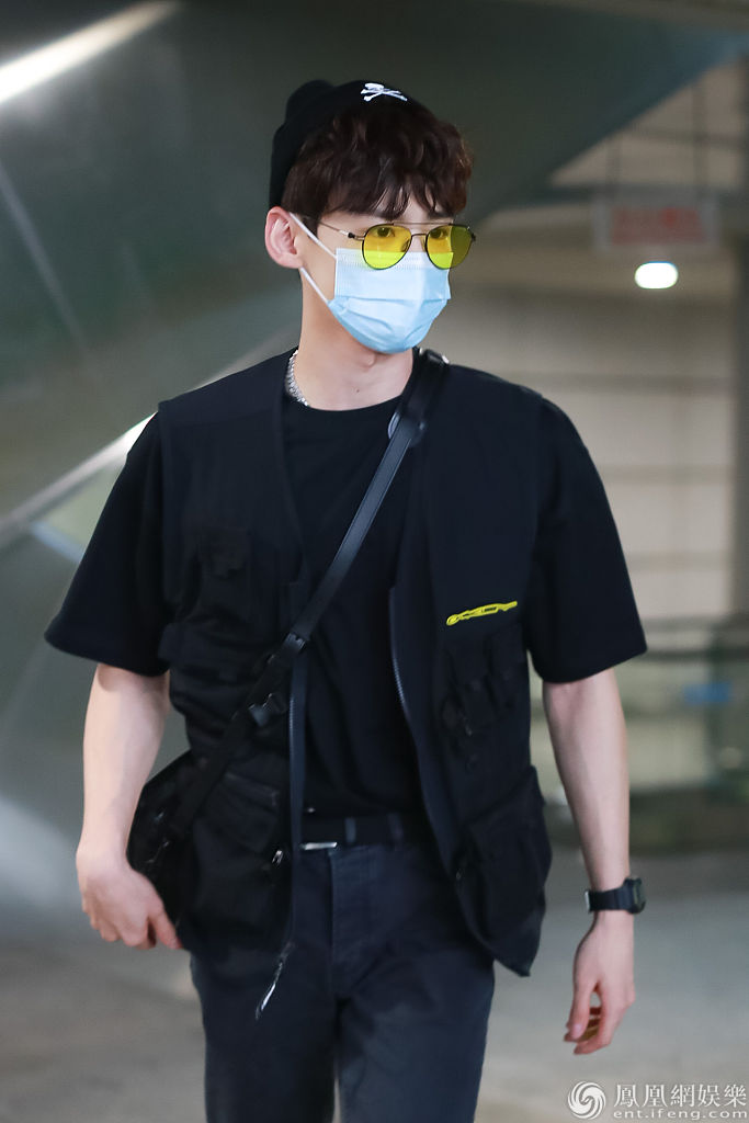 白敬亭现身机场.白敬亭穿黑色短袖和长裤.
