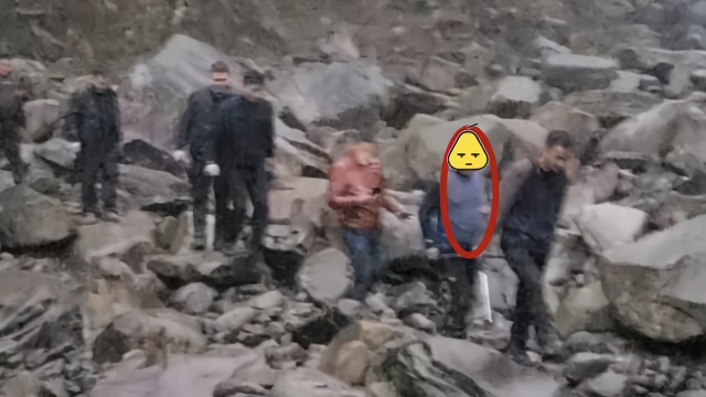 抓捕现场曝光！嫌犯逃进深山1年多 养了2条猎狗放哨