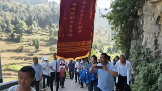 全村脱贫！贵州仁怀200人敲锣打鼓，送驻村书记2.8米高大锦旗