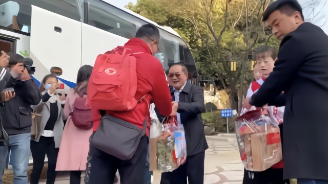 滞留丽江2个月，79名湖北游客包机回家，市委书记送行（视频）