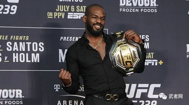 乔恩琼斯放弃ufc轻重量级冠军头衔或将升到重量级