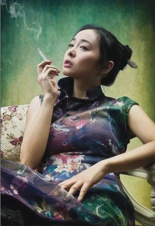 用美人计狂撩男下属出圈,风情万种的她终于藏不住了!