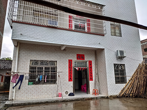 阿慧家盖了三层楼房,阿慧和父母住二楼,爷爷和弟弟住一楼。