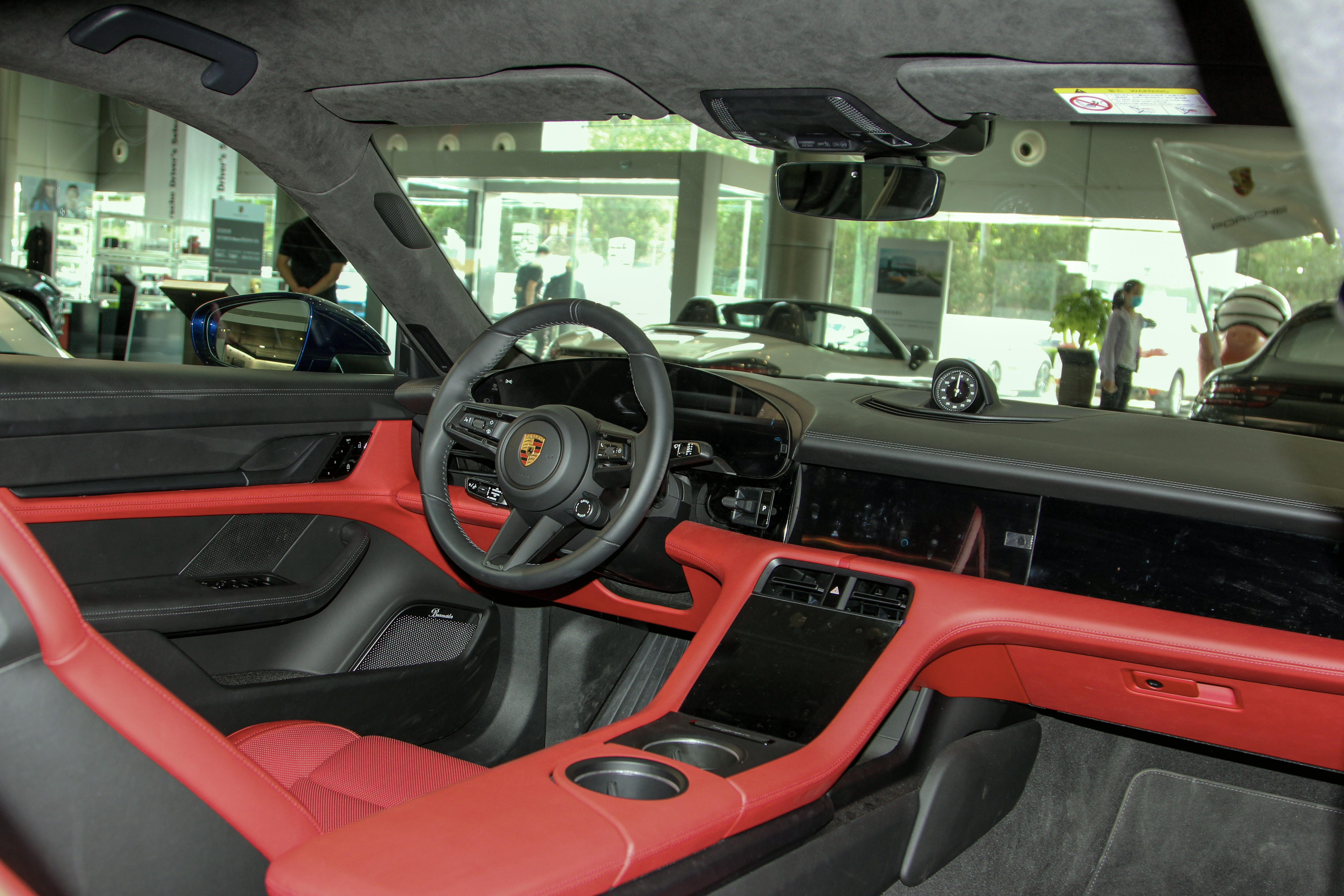 内饰最大限度地保留了mission e概念车的设计,其灵感来源于保时捷初代