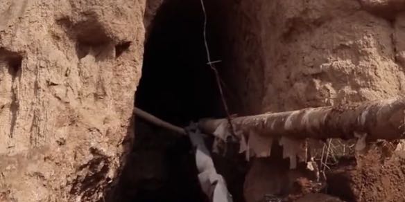 河南五旬村民挖山开洞 只为从山的那头引水引肥料