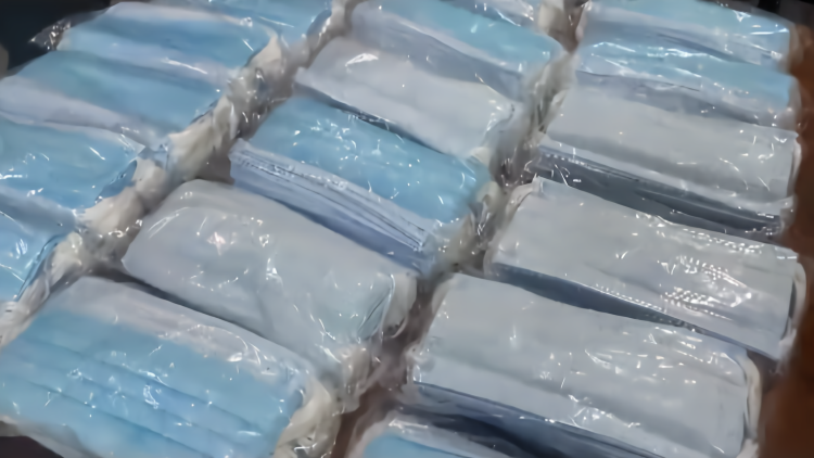 夫妻俩朋友圈兜售大量三无口罩:每只赚几毛钱