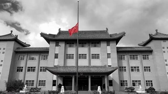 今天,多国驻华使馆为中国降半旗,全国媒体以这样的版面表达哀悼