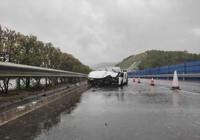 9月17日16时30分许,丽江市g5611 大丽高速公路下着大雨,一辆兰博基尼