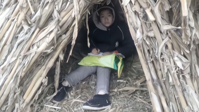 女孩走4里爬山上网课，爸爸搭草棚