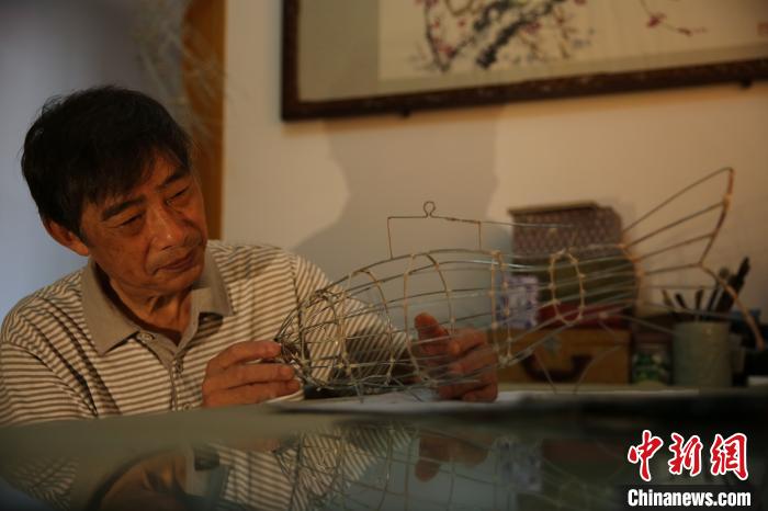 虞敏儿正在调整细节 王洁涵 摄