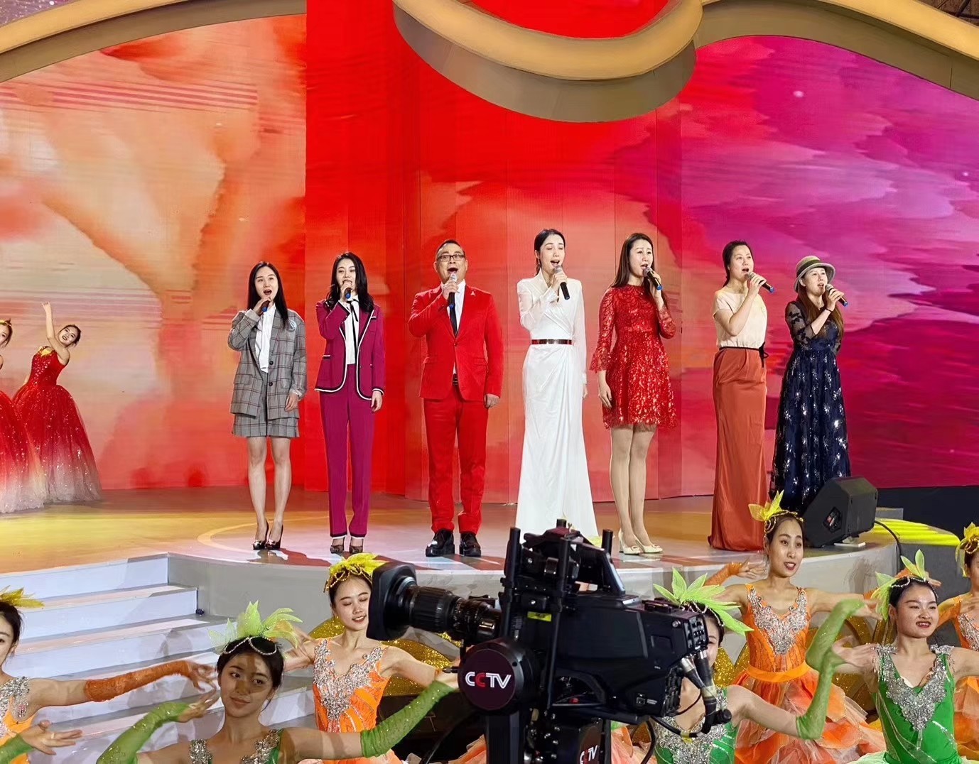 百花迎春2020春节大联欢在京举行 胡启圣演唱《到人民中去》(最新发布)