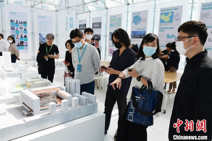 图为与会嘉宾边参观、边学习交流。 陈文 摄