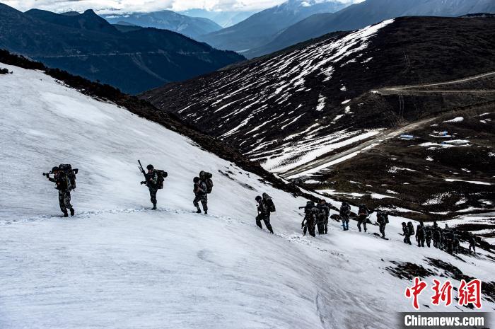 西藏军区某特战旅海拔5000米开展雪山重装行军训练庆八一
