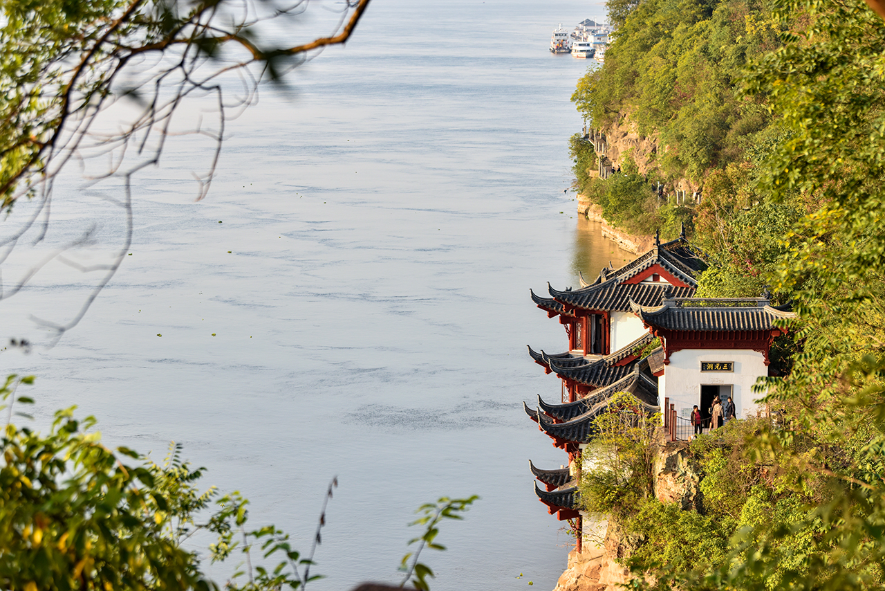 广济寺前的三国赤乌井是采石矶最老的古迹.