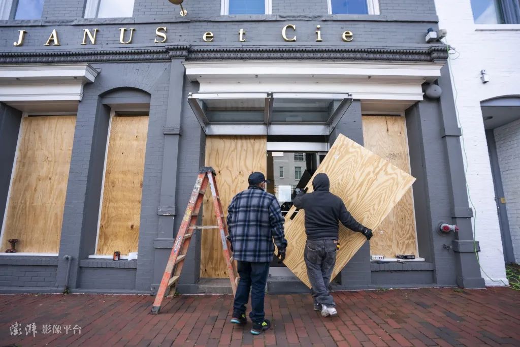 11月2日，美国华盛顿，白宫附近的商家用木板封上了门窗 图源：澎湃影像平台