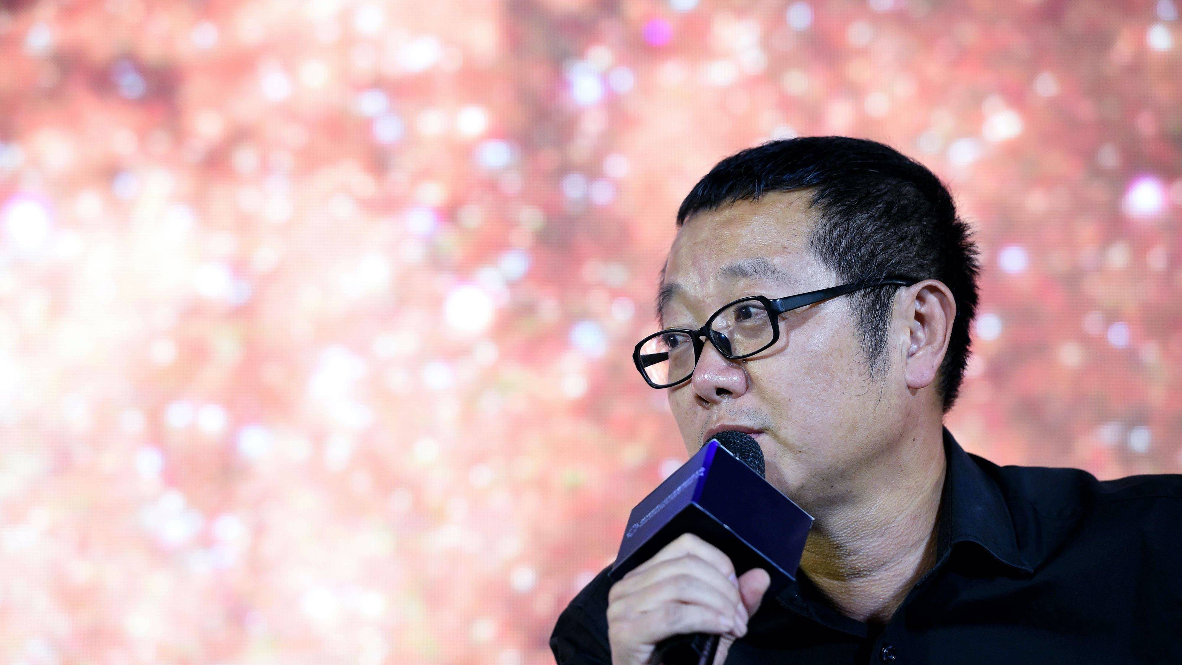 舞台剧《三体ii:黑暗森林》在上海首演,原著作者刘慈欣出席.