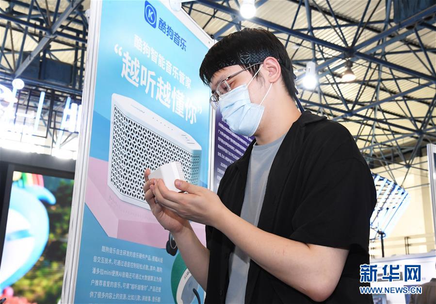 9月17日,在第二十三届中国北京国际科技产业博览会上,工作人员展示一款智能音箱。 2020中关村论坛于9月17日至20日在北京举行。论坛由“会议+展览+交易+发布”4大板块构成,共计将举行50多场活动。 2020中关村论坛首度与第二十三届中国北京国际科技产业博览会进行了融合,将集中展示5G通信、工业互联、智能网联汽车、生物医药、人工智能、网络安全等前沿科技成果。 新华社记者 任超 摄
