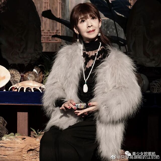 史上最高龄美少女网红78岁拥有蚂蚁腰还能劈叉蹦迪踩高跟