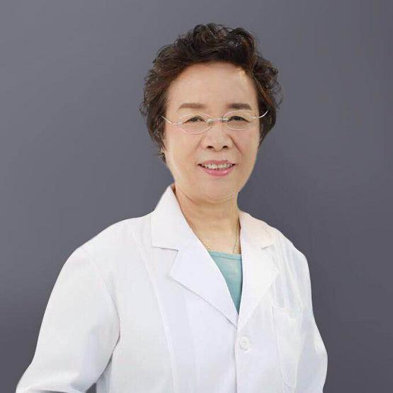 赵俊英是教授,硕士生导师,首都医科大学北京友谊医院原皮肤科主任.