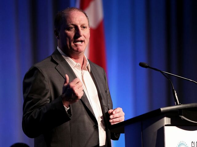 巴菲特接班人选浮现水面今年股东会他将站在股神身边