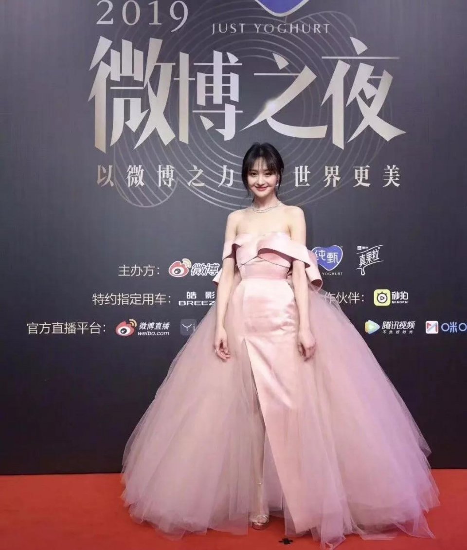 星光盛典红毯趣事：蔡徐坤调侃没穿秋裤，王嘉尔等被调皮粉丝粘住