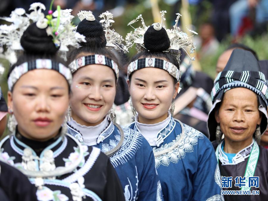 11月21日,在贵州省丹寨县扬武镇乌湾村,少数民族群众身着节日盛装参加“吃新节”。 当日,贵州省黔东南苗族侗族自治州丹寨县扬武镇乌湾村举行传统“吃新节”,来自周边村寨的上千名少数民族群众,穿戴着传统节日盛装欢聚一堂,共庆佳节。 新华社发(陆德华 摄)